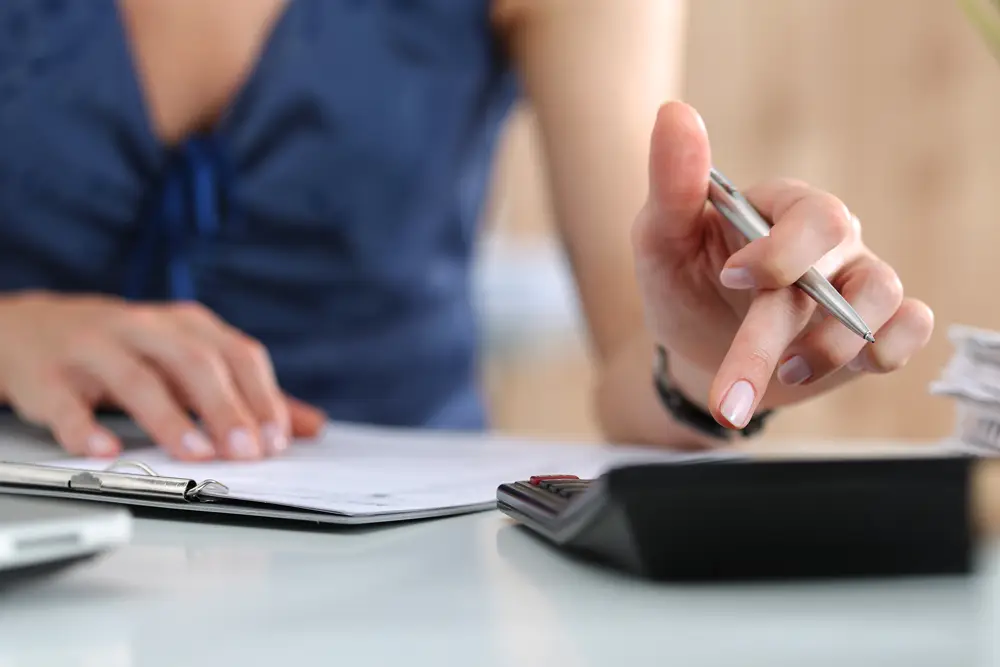 Gráficos e documentos financeiros a simbolizar a experiência da intermediação